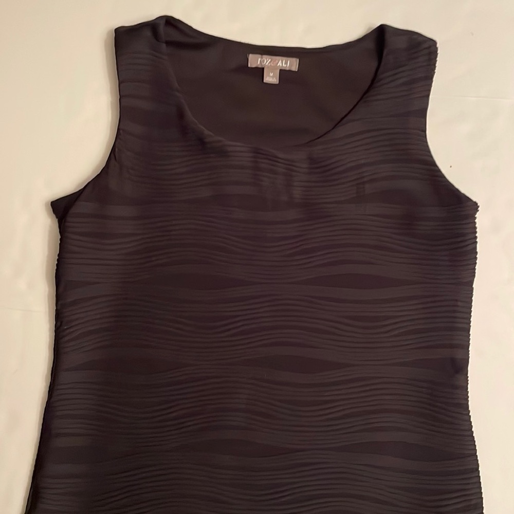 Roz & Ali sleeves less  top , size M, color black. Round neckline. Wavy design